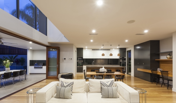 Монтирование натяжных потолков в деревянное доме