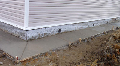 Монтаж отмостки у дома